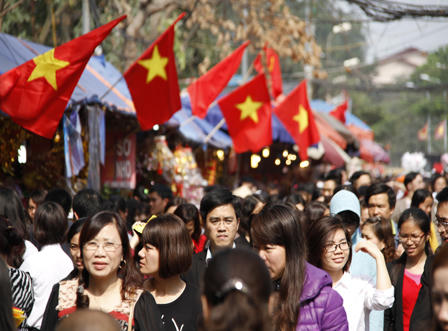 “Dân công sở” chen chúc cầu may ở Phủ Tây Hồ